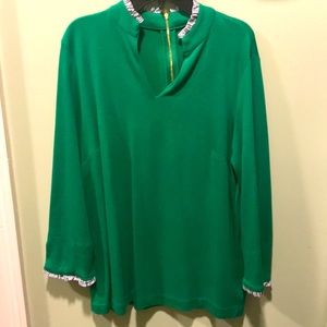 Crown & Ivey kelly green top with seersucker